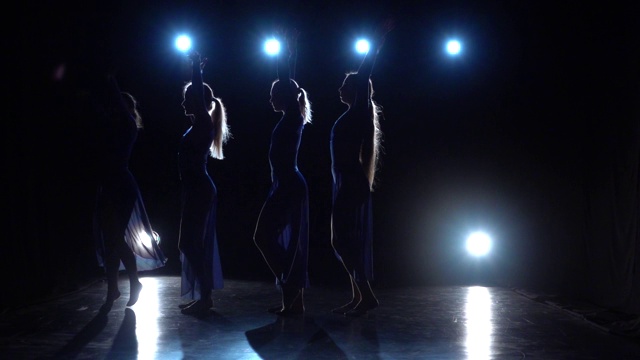 四位经验丰富的迷人芭蕾舞者跳现代芭蕾。慢动作视频下载