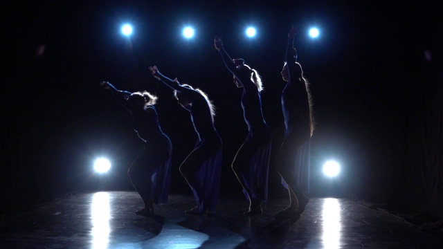 慢动作的四个经验丰富的迷人芭蕾舞者跳舞现代芭蕾视频下载