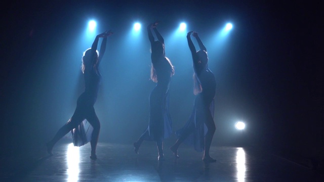 三个迷人的芭蕾舞者跳现代芭蕾的慢动作视频下载