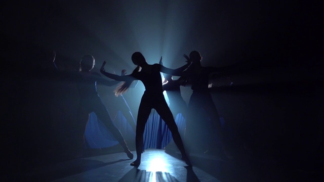 一个优雅的专业芭蕾舞者跳现代芭蕾舞的慢动作视频下载