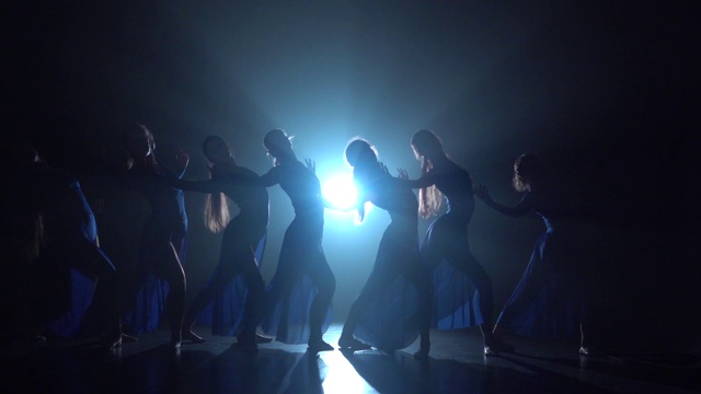 勤奋的芭蕾舞者表演现代芭蕾舞的舞蹈元素。慢动作视频下载