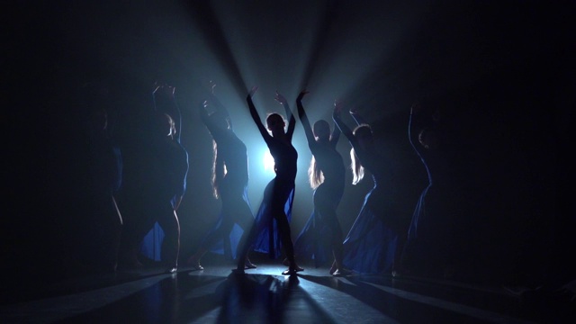 一个年轻的运动芭蕾舞者跳现代芭蕾舞的慢动作视频下载