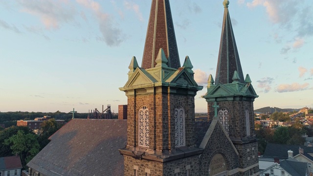 日落时分宾夕法尼亚州伯利恒的全景风景。圣约瑟夫CR教堂。无人机视频与下降的摄像机运动。视频下载