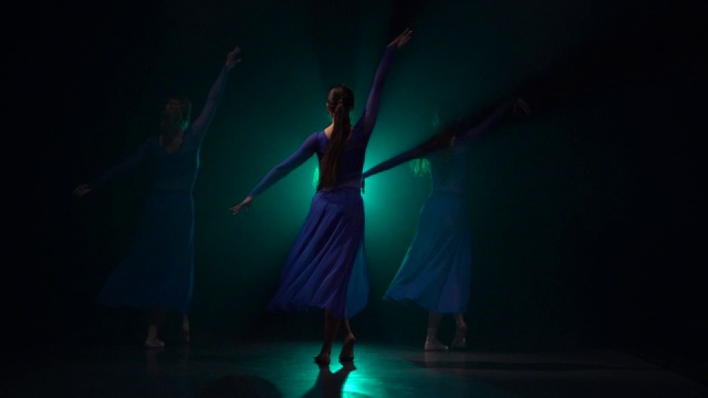 三位出色的芭蕾舞演员跳着现代芭蕾。慢动作视频下载
