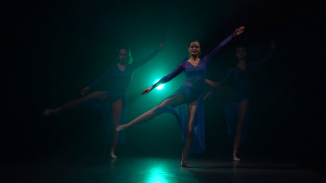 华丽的优秀芭蕾舞者跳现代芭蕾的慢动作视频下载