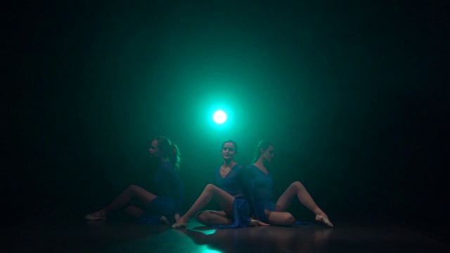 三名女子跳现代芭蕾的慢动作视频下载
