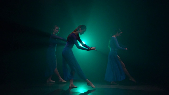 三个技巧高超的芭蕾舞者跳现代芭蕾的慢动作视频下载