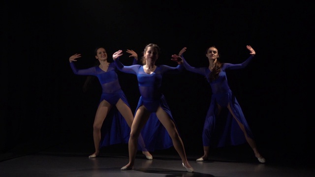 三个性感强壮的芭蕾舞者舞蹈元素的芭蕾舞。慢动作视频下载