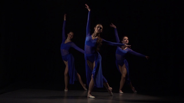 慢动作的三个令人愉快的芭蕾舞者的舞蹈元素的芭蕾舞视频下载