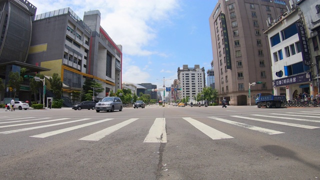 繁忙的十字路口在城市的一个交通十字路口视频素材
