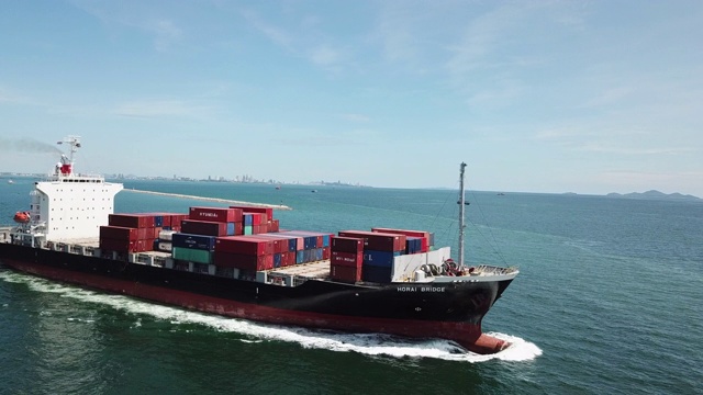 用于出口运输的海运集装箱船视频素材