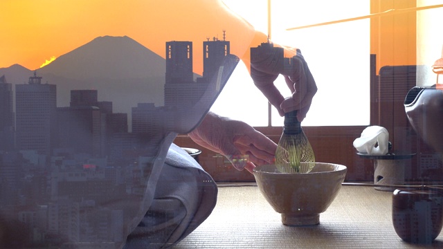 传统茶道“茶道”与日落前的富士山与城市建筑视频下载