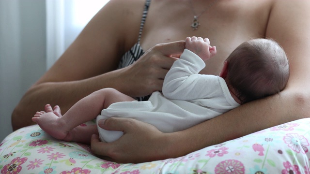 母亲抱着新生儿近距离哺乳视频素材