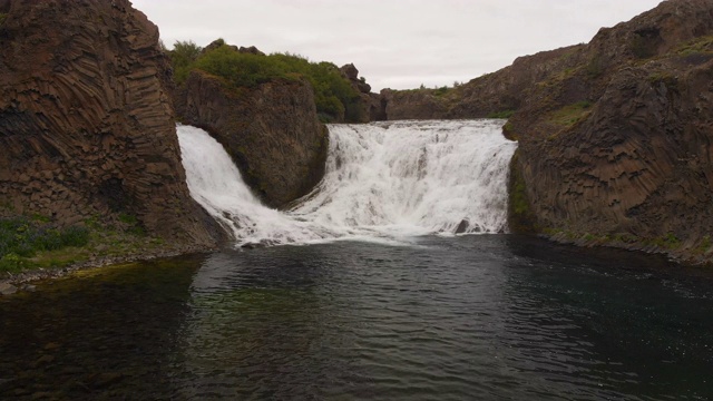 Hjalparfoss瀑布、冰岛视频素材
