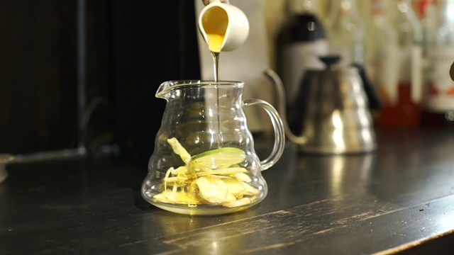 调酒师准备蜂蜜保健茶视频素材