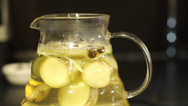 玻璃罐中新鲜姜茶视频素材