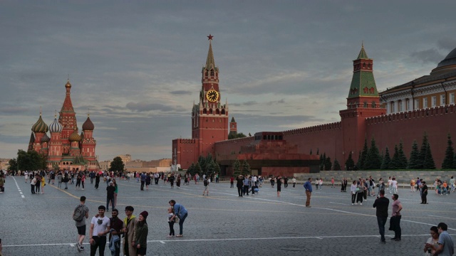 俄罗斯莫斯科，在多云的天空下，红场，圣巴舍尔大教堂和克里姆林宫。视频素材