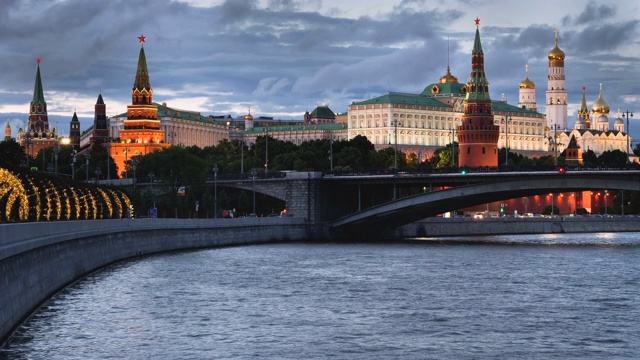 莫斯科俄罗斯，莫斯科克里姆林宫塔，河流和桥梁。时间从早到晚。视频素材