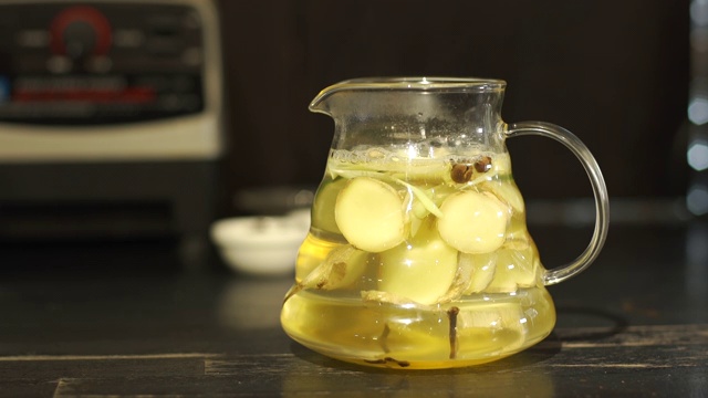 热茶配生姜，青柠和柠檬草视频素材