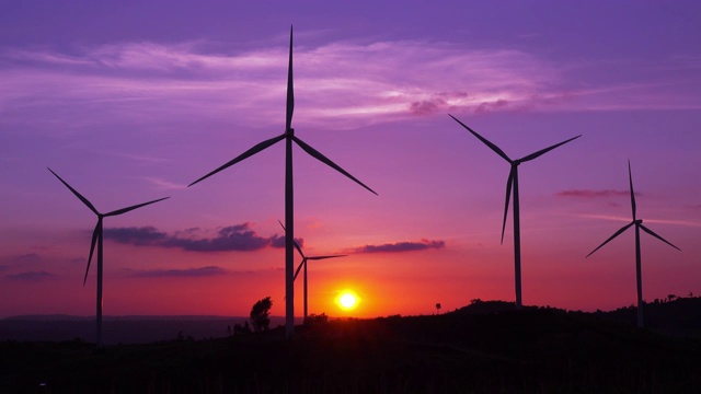 剪影风力涡轮机农场在日落视频下载