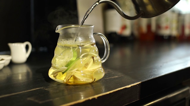 草药茶的制作过程视频素材