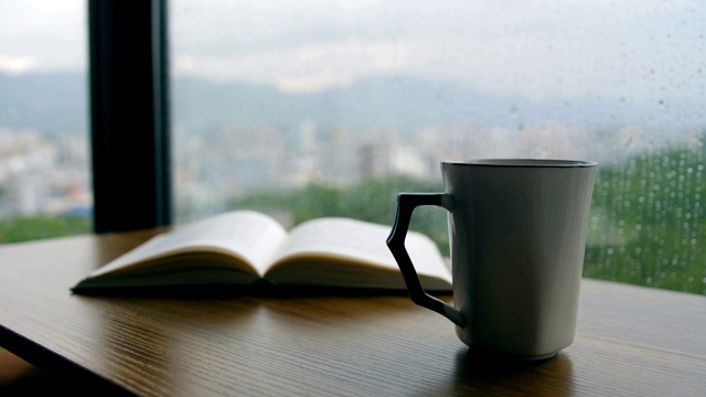 下雨天，咖啡和书放在桌上视频素材