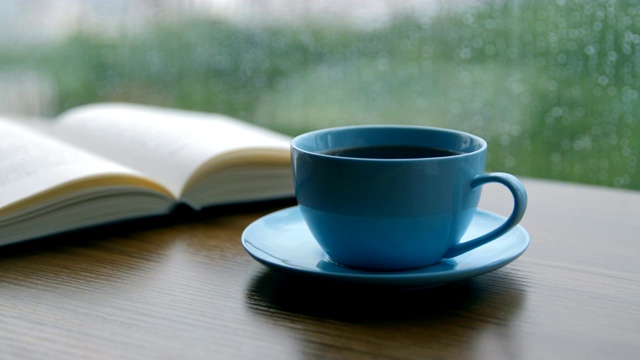 下雨天，咖啡和书放在桌上视频素材