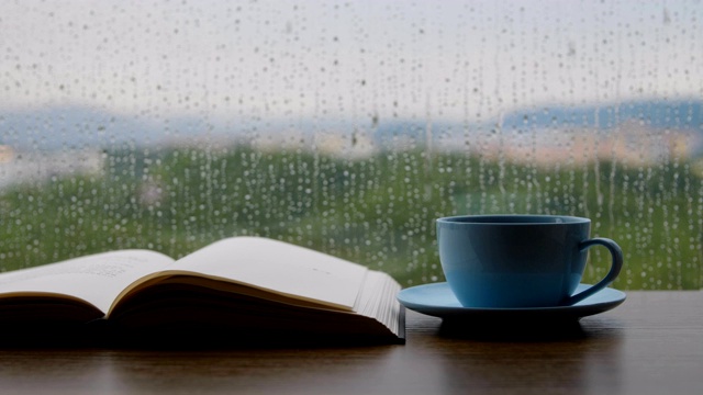下雨天，咖啡和书放在桌上视频下载