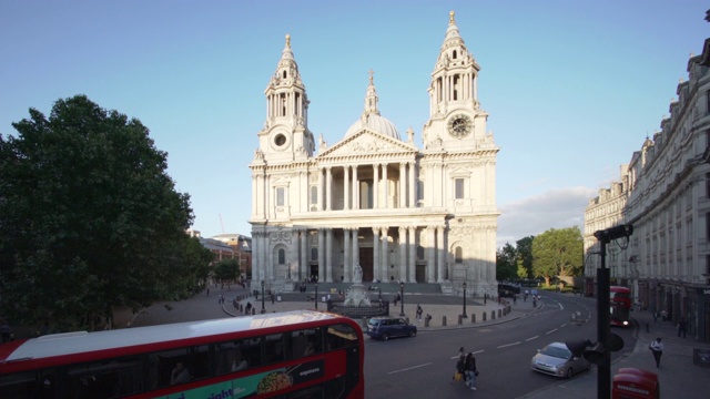 伦敦圣保罗大教堂正面的高角度视图视频素材