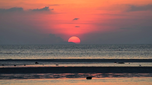 泰国苏梅岛美丽的红色海滩，海上日落视频素材