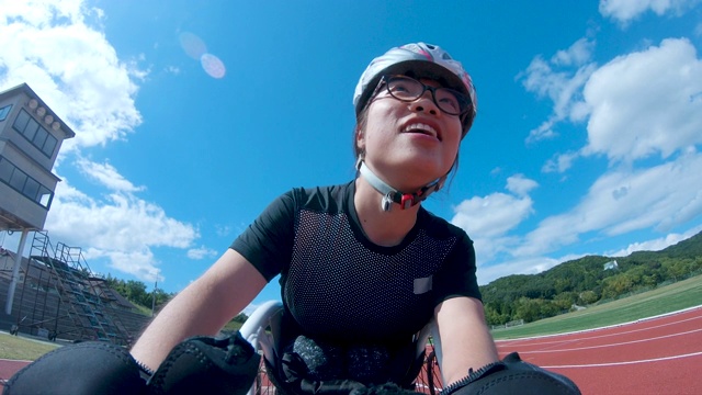 我个人对一个坐轮椅比赛的年轻女子的看法视频下载