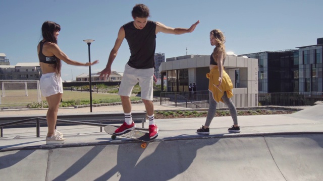 溜冰者在滑板公园给朋友击掌视频素材