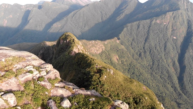 在巴西南部最高的热带雨林山顶的徒步旅行路线，Pico Paraná视频素材