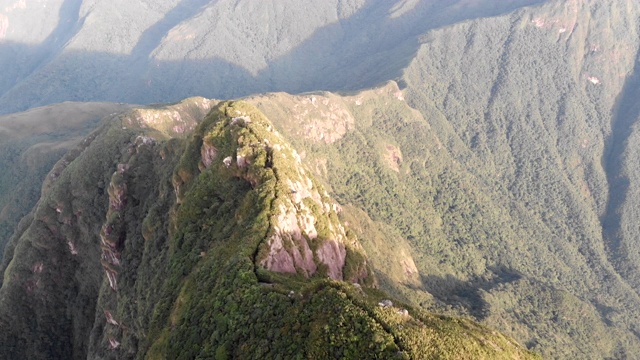 巴西南部最高的热带雨林山的徒步旅行路线，Pico Paraná视频下载