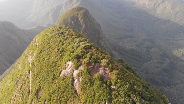 徒步旅行者在巴西南部最高的热带雨林山的顶峰，Pico Paraná视频素材