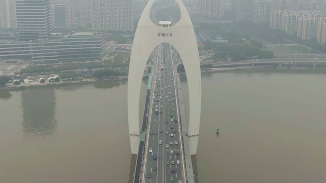 珠江猎德大桥。中国广州的雾霾。鸟瞰图视频素材
