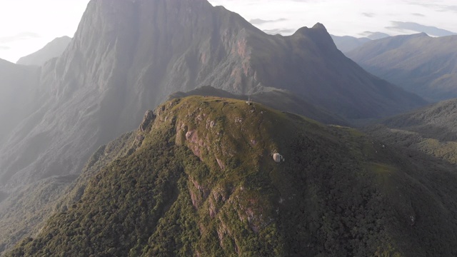 一个热带雨林山顶的鸟瞰图视频素材