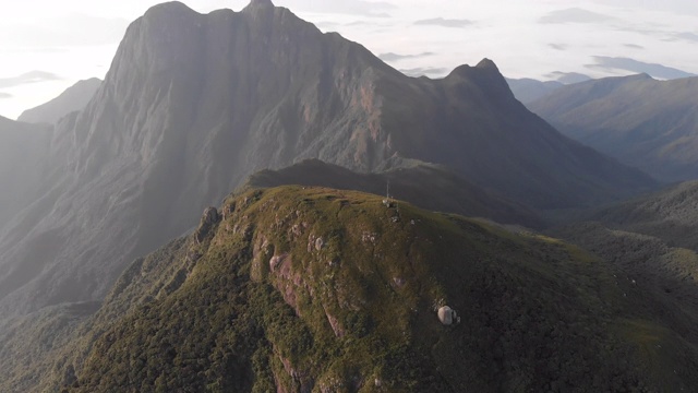 日出在巴西南部最高的热带雨林山脉，皮科卡拉图瓦和皮科Paraná视频素材