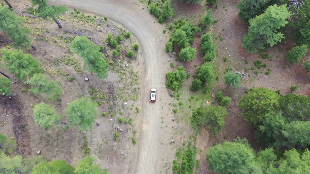 汽车在穿过热带雨林的山路上的鸟瞰图视频下载