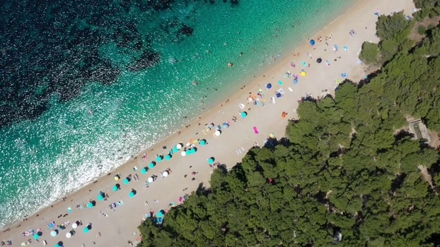 Zlatni Rat Beach鸟瞰图，波尔，克罗地亚视频下载