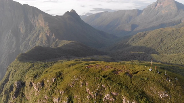 鸟瞰图在一个热带雨林的山顶，Pico Caratuva营地视频素材
