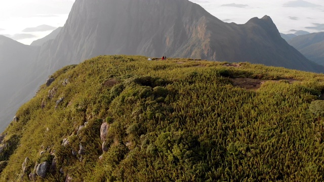 徒步旅行者露营在最高的巴西南部热带雨林的山顶，皮科卡拉图瓦和皮科Paraná视频素材