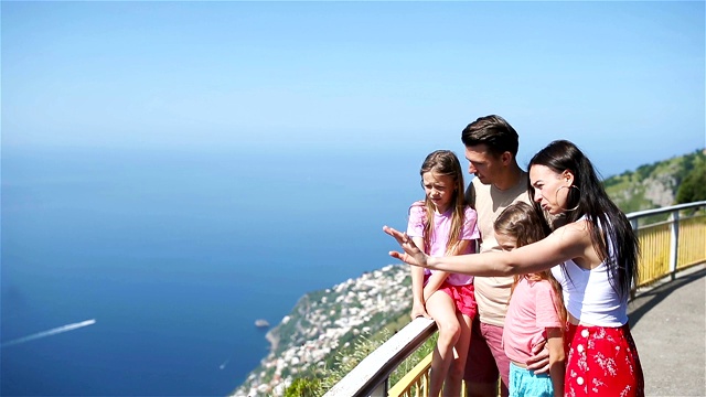 暑假在意大利。意大利阿马尔菲海岸，一个四口之家视频下载