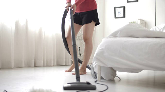 家庭主妇用吸尘器打扫房间视频素材