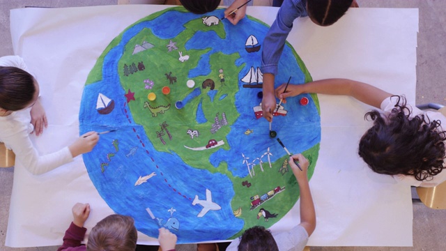 孩子们画着世界壁画视频素材