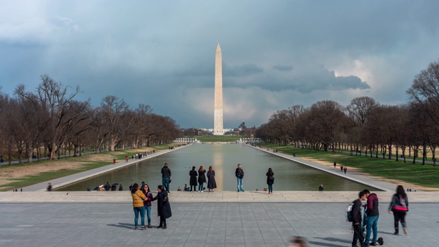 4K时间推移的华盛顿纪念碑是一个方尖碑在国家广场反射池和游客在华盛顿特区，美国，建筑和吸引力的概念视频素材