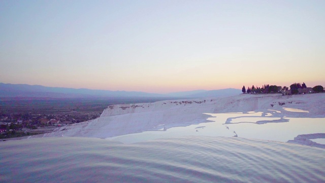 在帕穆凯勒德尼兹利的古希拉波利斯的石灰华池美丽的日落视频素材