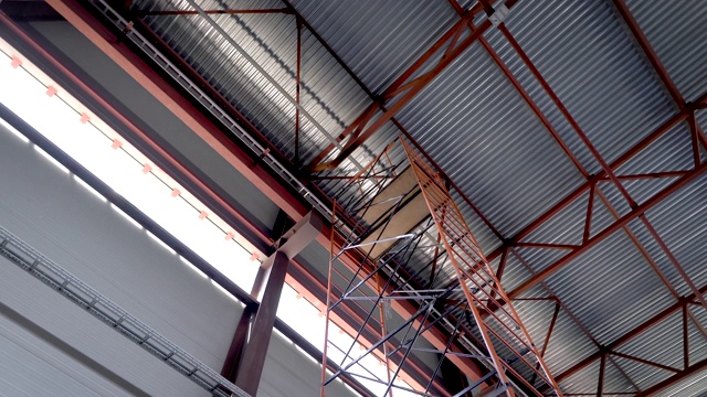 天花板工业机库或仓库。高高的天花板，严肃的金属结构。构建视频素材