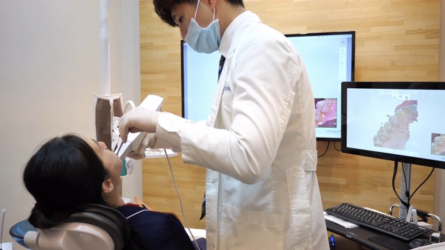 椅子上的中国牙医和女病人视频下载