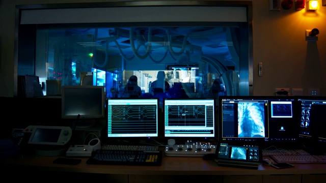 透过窗户观察医用x光手术室视频下载